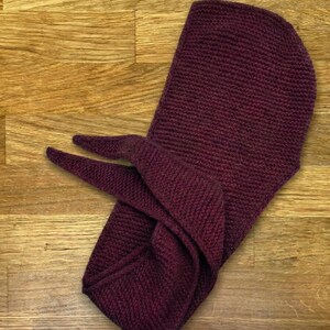 Bufanda Sophie Hood hecha a mano, suave mezcla de mohair, acogedora bufanda de invierno con capucha y cálida capucha roja con lazo para mujer. Burgundy