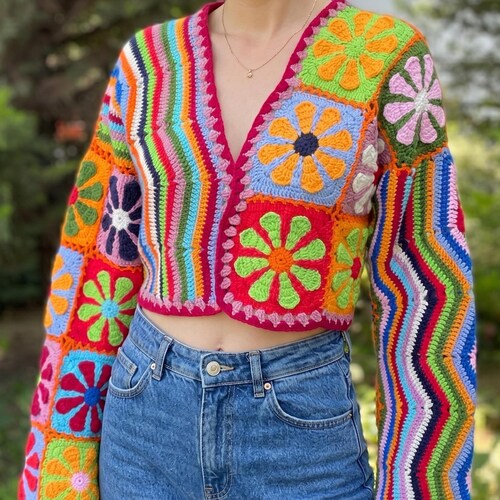 Cárdigan de manga larga de ganchillo estilo abuela con cuadrados y chaqueta de algodón estilo boho floral con estampado de zigzag.