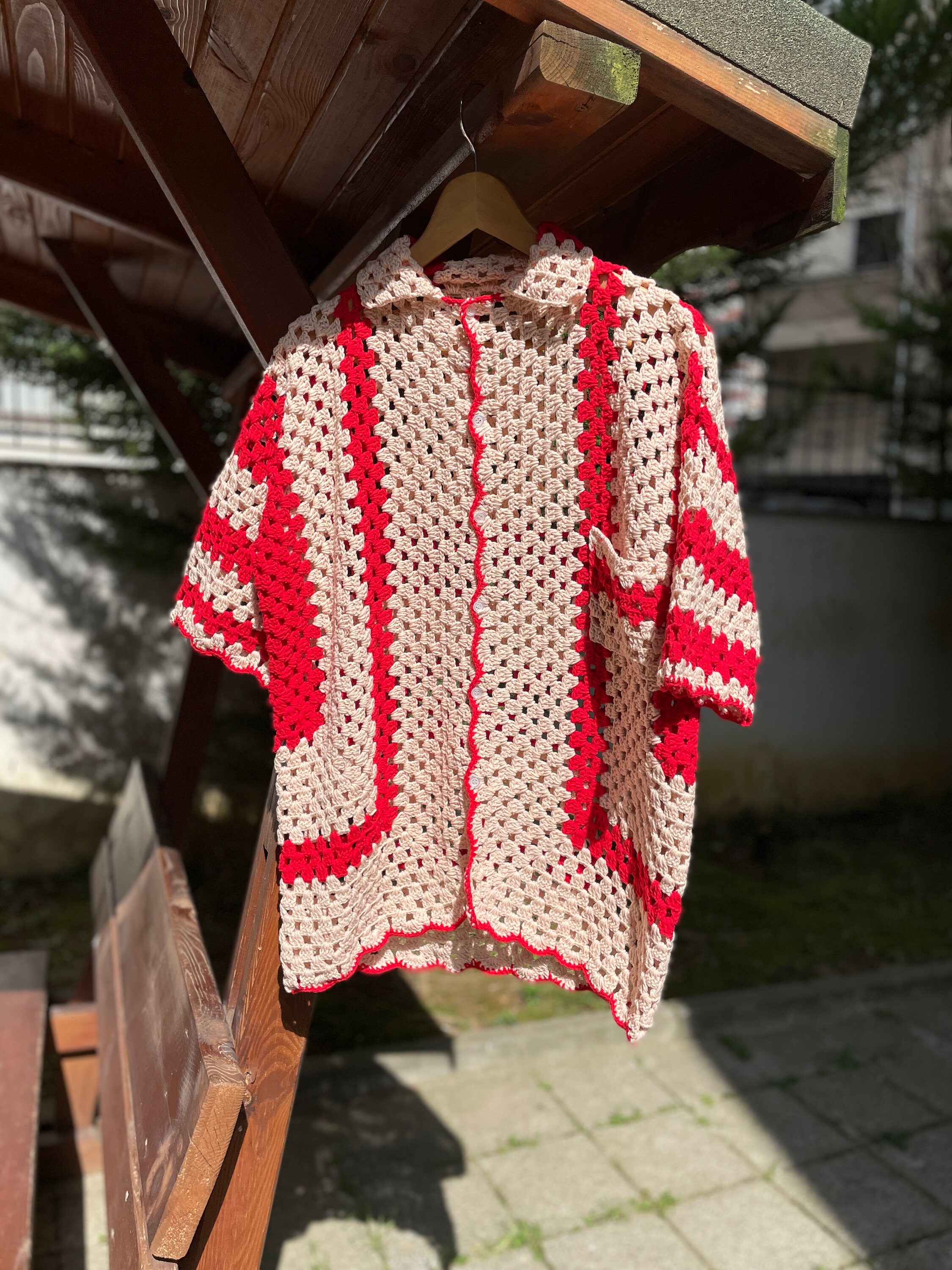 かぎ針編みシャツ、メンズシャツ、レッド&クリームシャツ、ユニ 