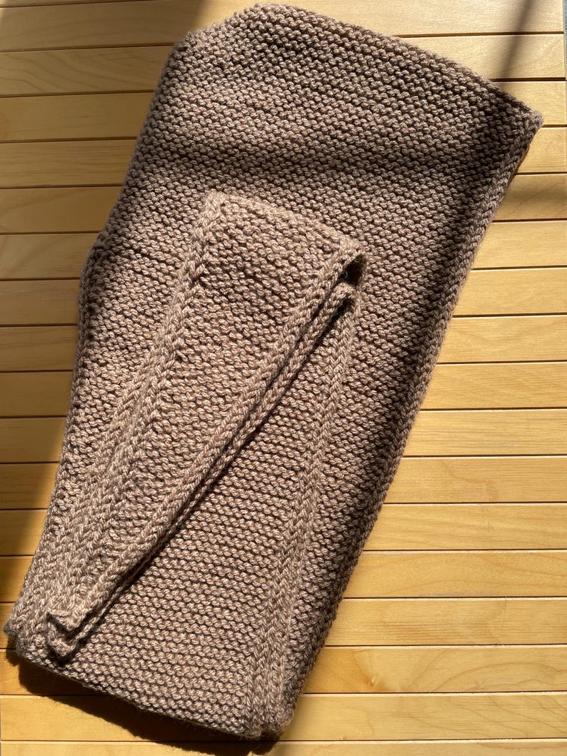 Bufanda Sophie Hood hecha a mano, suave mezcla de mohair, acogedora bufanda de invierno con capucha y cálida capucha roja con lazo para mujer. imagen 15