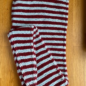 Bufanda Sophie Hood hecha a mano, suave mezcla de mohair, acogedora bufanda de invierno con capucha y cálida capucha roja con lazo para mujer. Striped Burgunblue