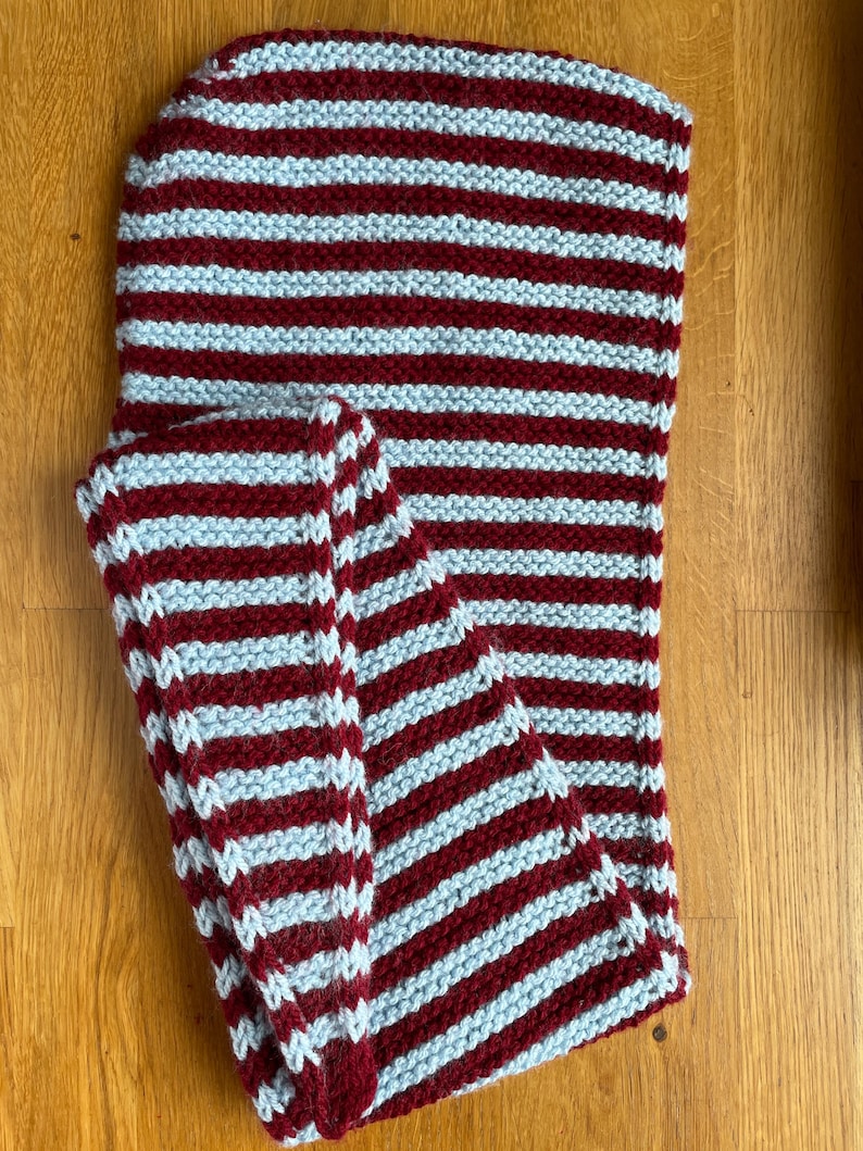 Bufanda Sophie Hood hecha a mano, suave mezcla de mohair, acogedora bufanda de invierno con capucha y cálida capucha roja con lazo para mujer. Striped Burgunblue