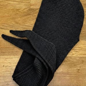 Bufanda Sophie Hood hecha a mano, suave mezcla de mohair, acogedora bufanda de invierno con capucha y cálida capucha roja con lazo para mujer. Negro