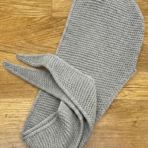 Bufanda Sophie Hood hecha a mano, suave mezcla de mohair, acogedora bufanda de invierno con capucha y cálida capucha roja con lazo para mujer. Gris