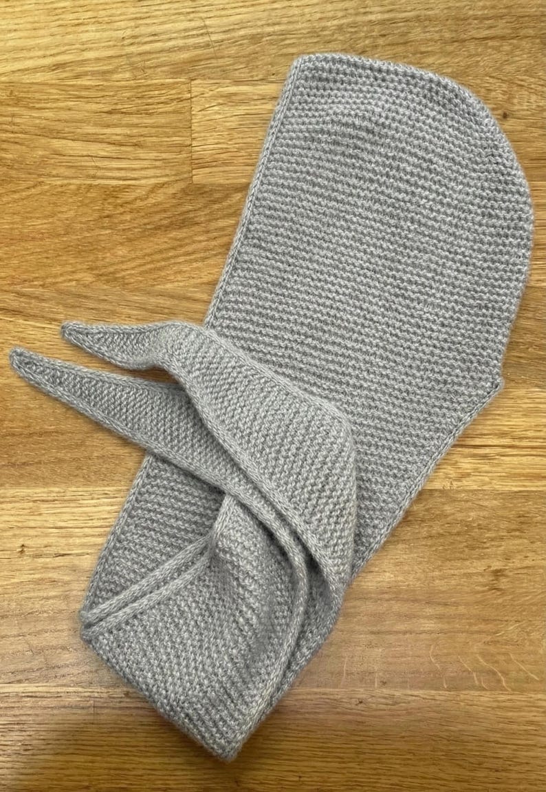 Bufanda Sophie Hood hecha a mano, suave mezcla de mohair, acogedora bufanda de invierno con capucha y cálida capucha roja con lazo para mujer. Gris