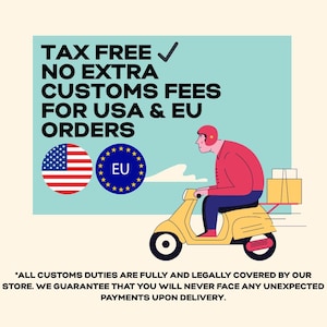 Op de afbeelding: Illustratie van een persoon op een gele scooter die pakketten bezorgt. Tekst luidt: "TAX FREE, NO EXTRA CUSTOMS FEES FOR USA & EU ORDERS." Bevat de Amerikaanse en EU-vlaggen. Extra tekst vermeldt dat douanerechten worden gedekt.