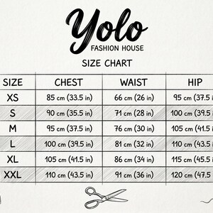 Op de afbeelding: Een set van drie keramische mokken met een gespikkelde, matte afwerking. De mokken zijn in cr&egrave;me, lichtbruin en donkerbruin. Elke mok heeft een eenvoudig, minimalistisch ontwerp.