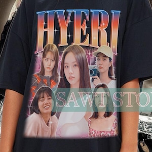 Könnte beinhalten: Schwarzes Oversize-T-Shirt mit einem Grafikdruck einer Gruppe von Frauen. Die Grafik zeigt den Text "HYERI" in einem Regenbogen-Verlauf.