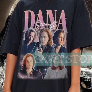 Op de afbeelding: Een zwart T-shirt met een grafische print van de personages uit de tv-serie "The X-Files". De grafiek bevat de tekst "Dana Scully" en afbeeldingen van de personages.