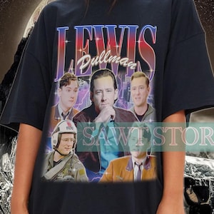 Puede incluir: Camiseta negra de gran tamaño con un gráfico de estilo vintage de una banda llamada "Lewis Pullman". El gráfico presenta a cuatro hombres con un esquema de color retro.