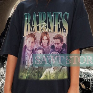 Op de afbeelding: Zwart oversized T-shirt met een vintage-stijl grafische afbeelding van een band genaamd "Barnes & Ben". De afbeelding toont vier mensen met een vervaagde, retro esthetiek.