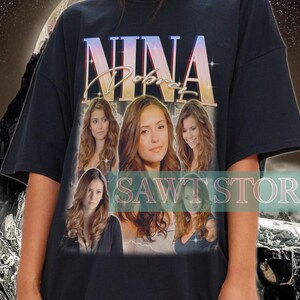 Puede incluir: Camiseta negra de gran tamaño con un gráfico de estilo vintage de un grupo de mujeres con el texto "NINA" encima.