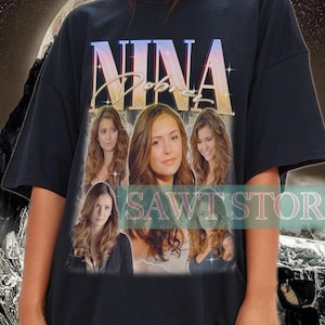 Puede incluir: Camiseta negra de gran tamaño con un gráfico de estilo vintage de un grupo de mujeres con el texto "NINA" encima.