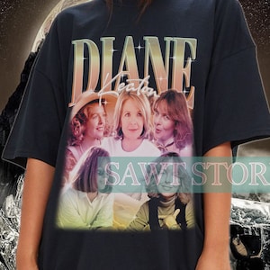 Puede incluir: Camiseta negra de gran tamaño con un estampado gráfico de estilo vintage del reparto de la serie de televisión "Diane Keaton". El estampado incluye el texto "Diane Keaton" en una fuente blanca en negrita.