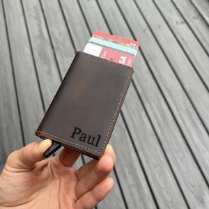Personalisierte Leder Geldbörse - Schlanker Pop-Up Kartenhalter mit benutzerdefinierter Handschrift Gravur - RFID Fronttasche Geschenk für Sie und Ihn