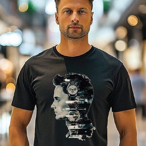 Puede incluir: Una camiseta negra con un estampado gráfico de la cara de un hombre con múltiples relojes superpuestos.