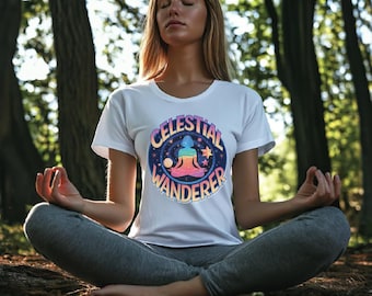 Op de afbeelding: Een wit T-shirt met een kleurrijk grafisch ontwerp met een persoon die mediteert met een hemelse achtergrond. De tekst "Celestial Wanderer" is op het shirt gedrukt.