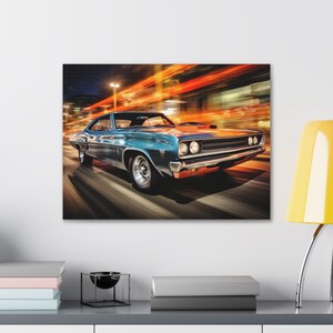 Può includere: Un'auto classica blu che sfreccia su una strada cittadina di notte. I fari dell'auto sono accesi e le luci stradali si riflettono sul cromo dell'auto. L'auto è circondata da una sfocatura di scie luminose provenienti dalle luci della città.