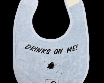 Drinks on Me - Babero personalizado para bebé