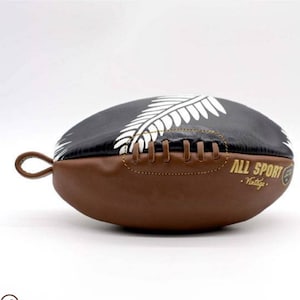 ALL SPORT VINTAGE - Trousse De Toilette Ballon de Rugby - Marron Vintage Et Fougère All Blacks - Cousu Main. Marque Française.