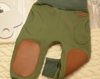 süße Baby Pumphose, Krabbelhose mit Knie-Patch, khaki, olivgrün, aus warmem Kuschelsweat