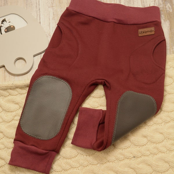 süße Baby Pumphose, Krabbelhose mit Knie-Patch, rot, bordeaux, aus warmem Kuschelsweat