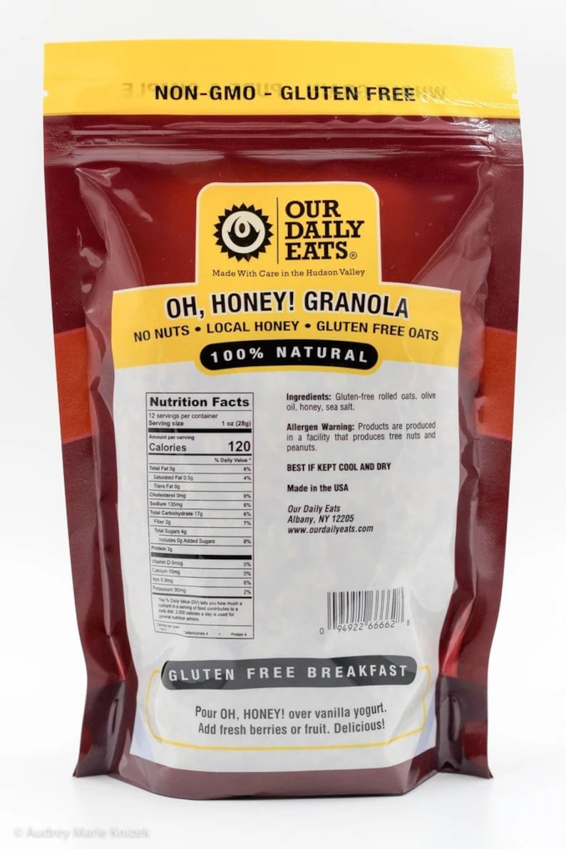 Puede incluir: Una bolsa marr&oacute;n de granola Our Daily Eats Oh, Honey! La bolsa est&aacute; etiquetada con el nombre del producto, los ingredientes, los datos nutricionales y una etiqueta de desayuno sin gluten. La bolsa est&aacute; hecha con cuidado en el valle del Hudson.