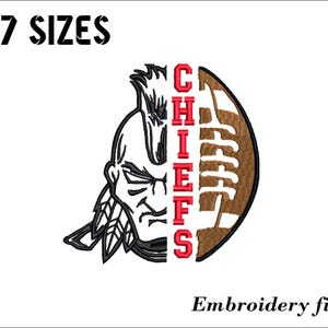 Könnte beinhalten: Stickdatei eines Footballhelms mit dem Wort "CHIEFS" in roten Buchstaben und einem Design eines Indianerkopfschmucks. Die Datei ist in 7 Größen verfügbar.