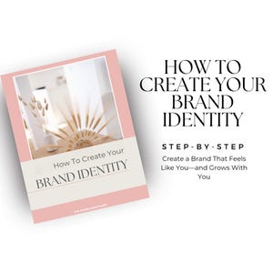 Peut inclure: Un livre intitulé "How To Create Your Brand Identity" avec une couverture rose et une photographie d'épis de blé dans un vase. Le texte "How To Create Your Brand Identity" est affiché sur la couverture. Le livre est incliné sur un fond blanc.
