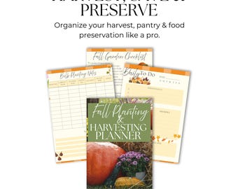 Könnte beinhalten: Eine Sammlung von Papeterie zum Thema Herbst, darunter ein Planer und Checklisten, mit dem Text "HARVEST, SAVE & PRESERVE". Der Planer zeigt einen Kürbis und Blumen. Für die Organisation von Ernte und Lebensmittelkonservierung.