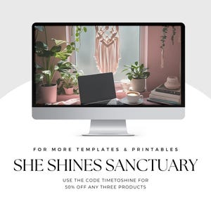 K&ouml;nnte beinhalten: Ein Computermonitor zeigt einen Arbeitsbereich mit Laptop, Kaffeetasse und Pflanzen. Der Text "SHE SHINES SANCTUARY" ist sichtbar, zusammen mit einem Werbeangebot f&uuml;r Vorlagen und Druckvorlagen.
