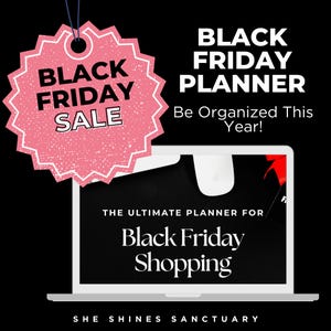 以下が含まれることがあります： ブラックフライデーセールのプロモーション画像。 「Black Friday Sale」という言葉が入ったピンク色のタグが、ノートパソコンの上にぶら下がっており、「Black Friday Planner」と「Black Friday Shopping」というテキストが表示されています。背景は黒です。