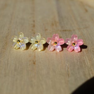 Sweet flower stud earrings made of glass in pastel colors – handmade jewelry in flower shape – colorful, shiny flower stud earrings