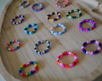 LGBTQ+ Pride kralenringen – Handgemaakte ringen in de kleuren van de regenboogvlag – voor LGBT, transgender, biseksueel, panseksueel, non-binair, lesbisch, queer en meer.