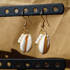 Shell earrings with pearls – Summery boho earrings made of genuine cowrie shells and glass beads in gold and silver – Maritime jewelry