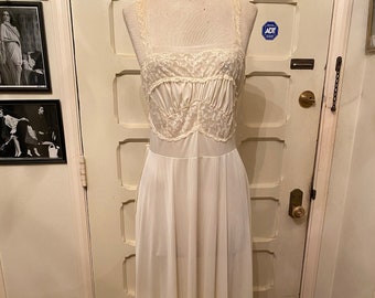 Vintage 1950's Lace Nightgown  l Lace White Dress