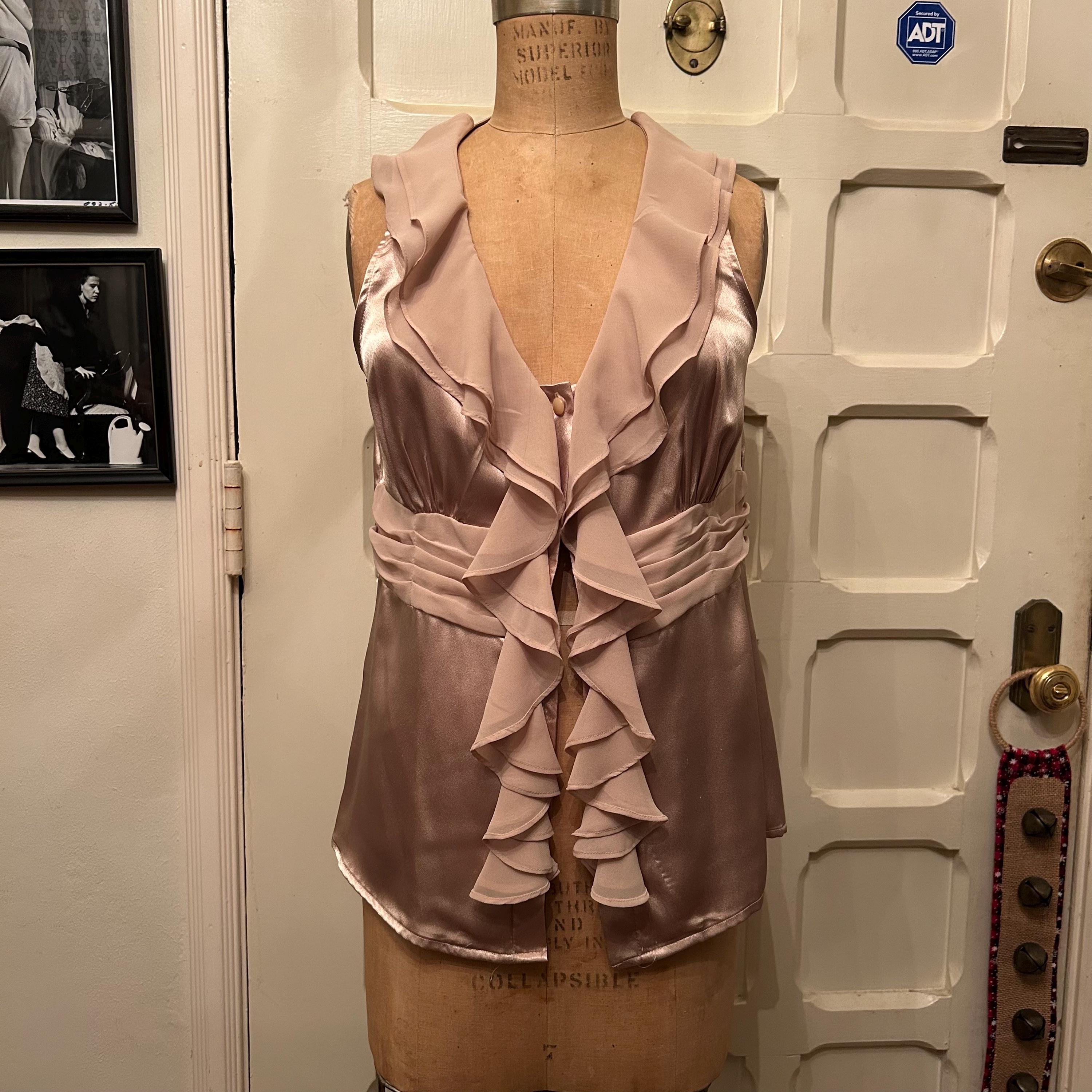 Blusa vintage beige con volantes y apóstrofes