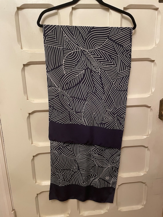 Blue white lined pattern - image 1