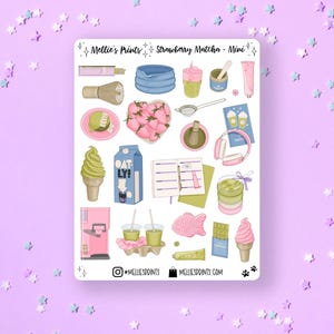 以下が含まれることがあります： イチゴ抹茶をテーマにしたアイテムのイラストが描かれたステッカーシート。泡立て器、アイスクリーム、イチゴ、オートミルクのカートン、テキスト「Mellie's Prints Strawberry Matcha - Mini」が含まれています。背景は、星型の紙吹雪が入った薄紫色です。