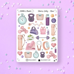 Puede incluir: Una hoja de pegatinas con una variedad de ilustraciones con temática de fitness, que incluyen mancuernas, una esterilla de yoga, una botella de agua, una báscula, un monitor de frecuencia cardíaca y una pesa. Las pegatinas están en un estilo de acuarela con acentos rosas, morados y verdes. El texto "Fitness Girly - Mini" está en la parte superior de la hoja.