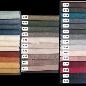 Pu&ograve; includere: Una cartella colori di tessuti con trentasei pezzi rettangolari disposti in tre colonne. Ogni campione &egrave; etichettato con un cartellino bianco numerato da K-1 a K-36, mostrando una variet&agrave; di colori solidi, tra cui blu, verdi, neutri, marroni, rosa e rossi con una trama tessuta visibile.