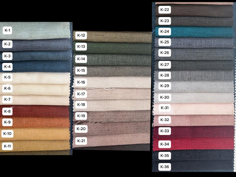 Pu&ograve; includere: Una cartella colori di tessuti con trentasei pezzi rettangolari disposti in tre colonne. Ogni campione &egrave; etichettato con un cartellino bianco numerato da K-1 a K-36, mostrando una variet&agrave; di colori solidi, tra cui blu, verdi, neutri, marroni, rosa e rossi con una trama tessuta visibile.