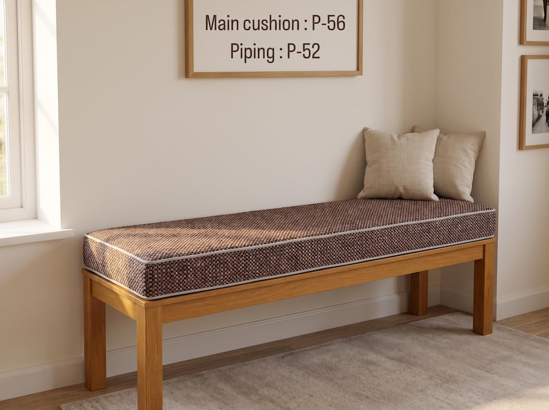 Pode incluir: Um banco de madeira com uma almofada retangular de textura castanha e debrum claro. A almofada est&aacute; etiquetada como Main cushion: P-56 e Piping: P-52. Duas almofadas decorativas quadradas bege est&atilde;o colocadas no lado direito do assento.