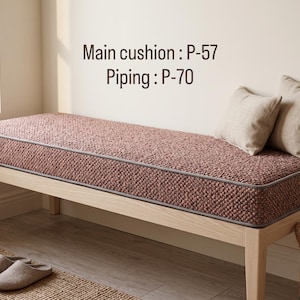 Pode incluir: Um banco de madeira com uma almofada texturizada de cor rosa empoeirado com debrum cinzento. O texto "Main cushion : P-57" e "Piping : P-70" &eacute; vis&iacute;vel acima do banco. Duas almofadas decorativas bege repousam no lado direito da almofada.