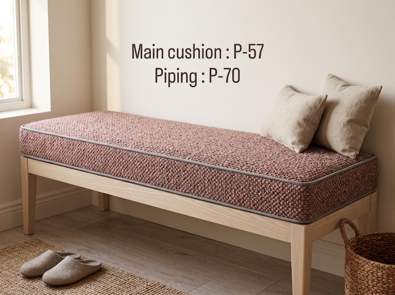 Pode incluir: Um banco de madeira com uma almofada texturizada de cor rosa empoeirado com debrum cinzento. O texto "Main cushion : P-57" e "Piping : P-70" &eacute; vis&iacute;vel acima do banco. Duas almofadas decorativas bege repousam no lado direito da almofada.