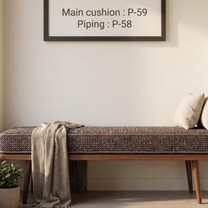 Pode incluir: Um banco comprido de madeira com uma almofada texturizada castanho-escura com debrum. Duas almofadas quadradas bege-claras repousam &agrave; direita e uma manta bege est&aacute; drapeada &agrave; esquerda. Um sinal acima diz Main cushion : P-59 Piping : P-58.
