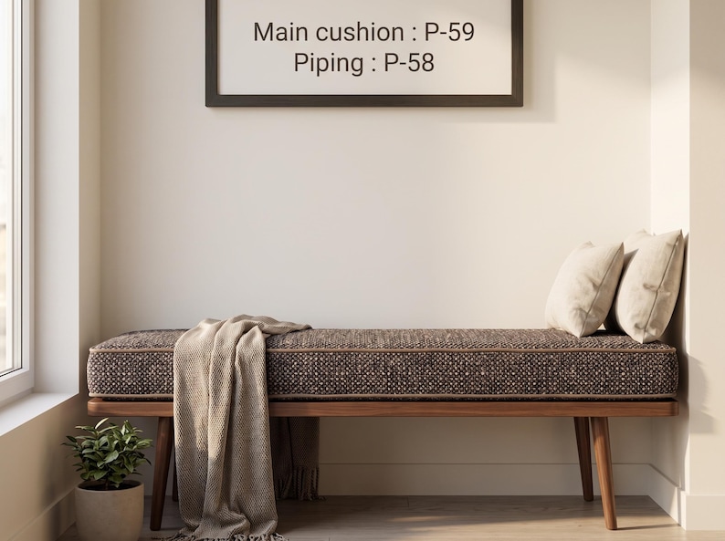 Pode incluir: Um banco comprido de madeira com uma almofada texturizada castanho-escura com debrum. Duas almofadas quadradas bege-claras repousam &agrave; direita e uma manta bege est&aacute; drapeada &agrave; esquerda. Um sinal acima diz Main cushion : P-59 Piping : P-58.