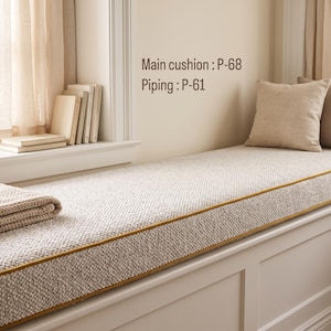Pode incluir: Uma almofada retangular longa para banco de janela com tecido creme texturizado e debrum amarelo mostarda. O texto Main cushion : P-68 e Piping : P-61 &eacute; vis&iacute;vel. Duas almofadas quadradas em bege s&oacute;lido est&atilde;o posicionadas &agrave; direita.