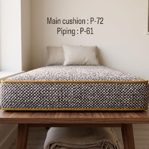 Pode incluir: Uma almofada de banco retangular com tecido texturizado entrela&ccedil;ado em preto e branco com debrum amarelo mostarda. O texto "Main cushion : P-72" e "Piping : P-61" est&aacute; impresso acima da almofada. Duas almofadas menores a condizer est&atilde;o atr&aacute;s.