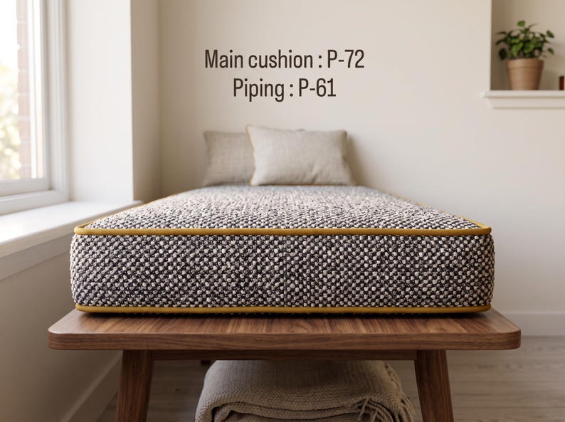 Pode incluir: Uma almofada de banco retangular com tecido texturizado entrela&ccedil;ado em preto e branco com debrum amarelo mostarda. O texto "Main cushion : P-72" e "Piping : P-61" est&aacute; impresso acima da almofada. Duas almofadas menores a condizer est&atilde;o atr&aacute;s.